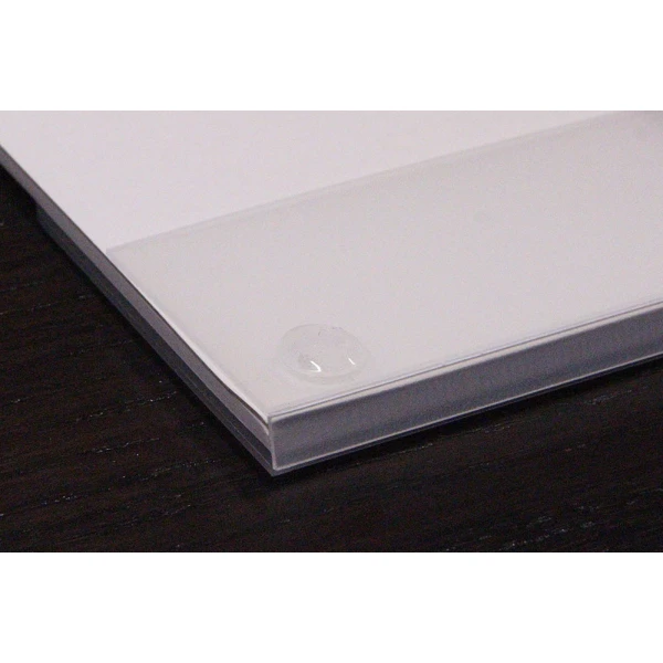 Na spodzie listwy do biuwaru kropki antypoślizgowe