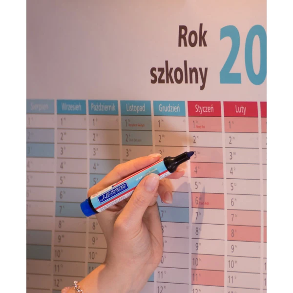 Planer szkolny jest pokryty laminatem do markerów suchościeralnych