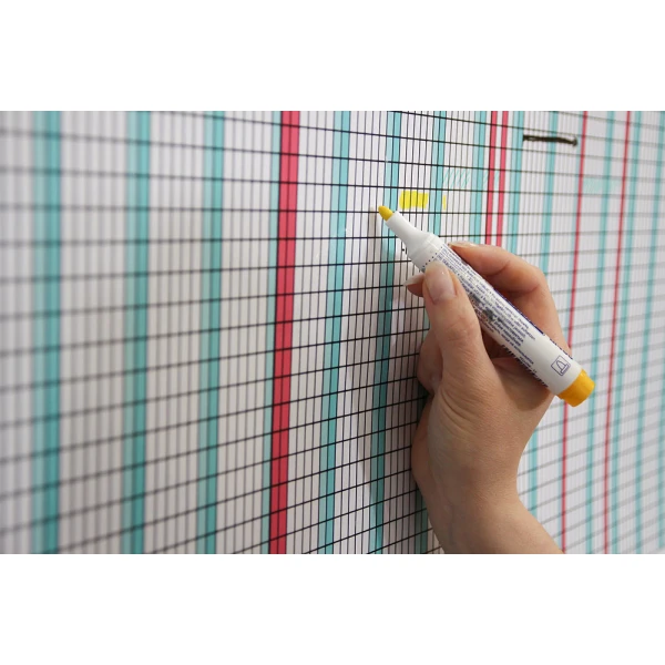 Planer urlopów ma suchościeralną powierzchnię do pisania markerami do białych tablic