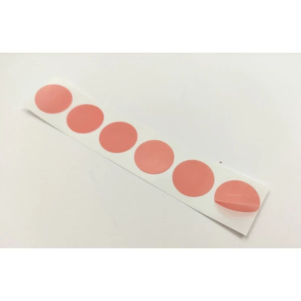 Specjalna dwustronna taśma do mocowania planera nie zostawia śladów