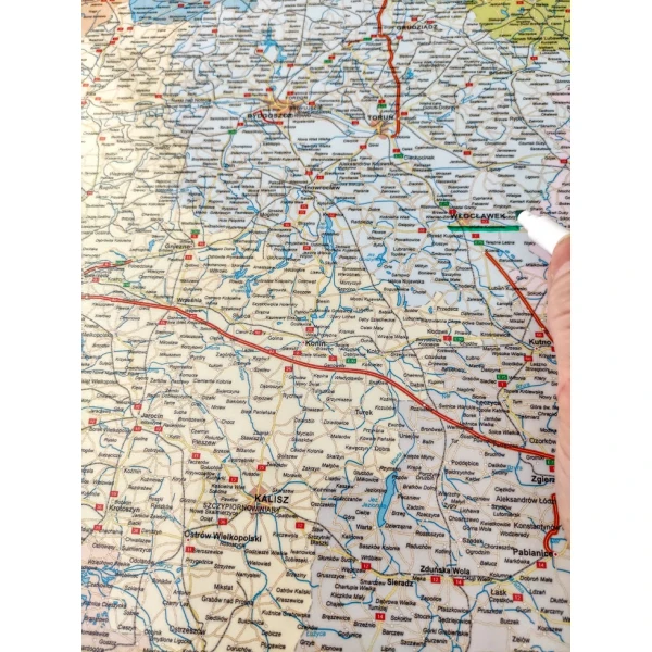 Suchościeralna powierzchnia mapy pozwala na zmianę oznaczeń i notatek