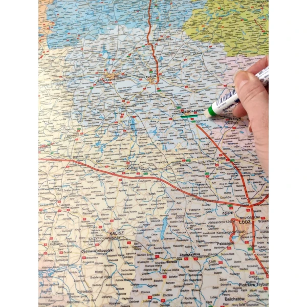 Suchościeralna powierzchnia mapy pozwala na zmianę oznaczeń i notatek