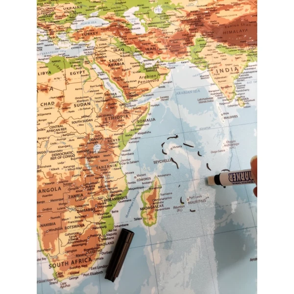 Suchościeralny laminat którym pokryta jest mapa powala na zmianę notetek