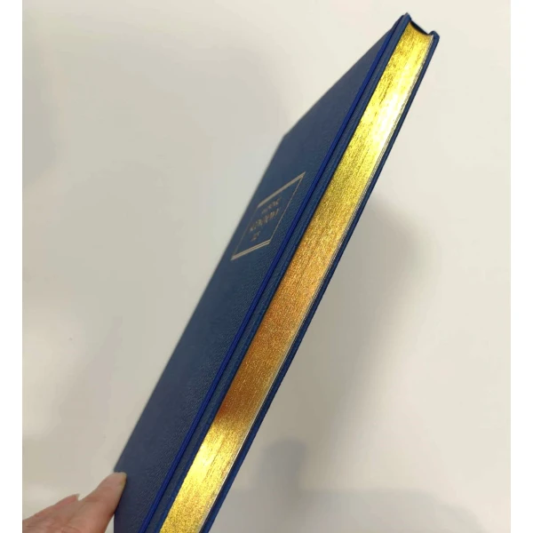 Złocone brzegi kartek