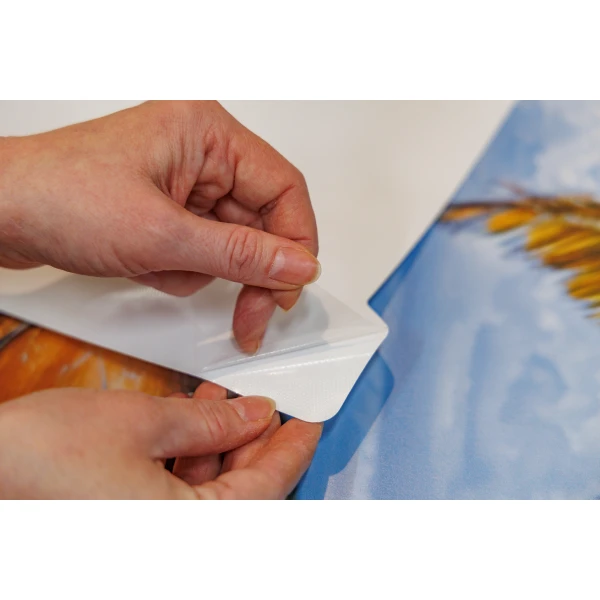 TYł jest zabezpieczony folią, która należy zdjąć