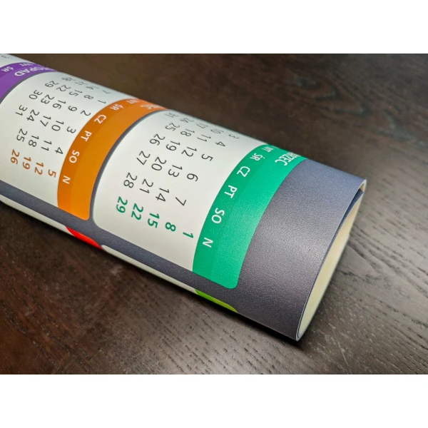 Podkładka z kalendarzem jest eysyłan w zwinięta w rulon.